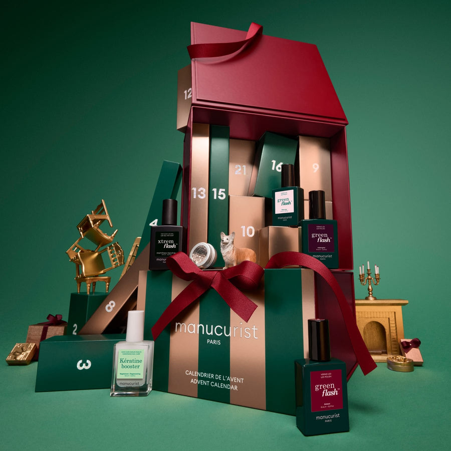 Centered against a peach background, the Manucurist Advent Calendar Time to Flash! features a square box adorned with green and pink stripes, the words “manucurist Paris Time to flash!” on the front, and is finished with a red ribbon—an ideal gift for anyone eager to explore manicure surprises or dive into the Green Flash collection.